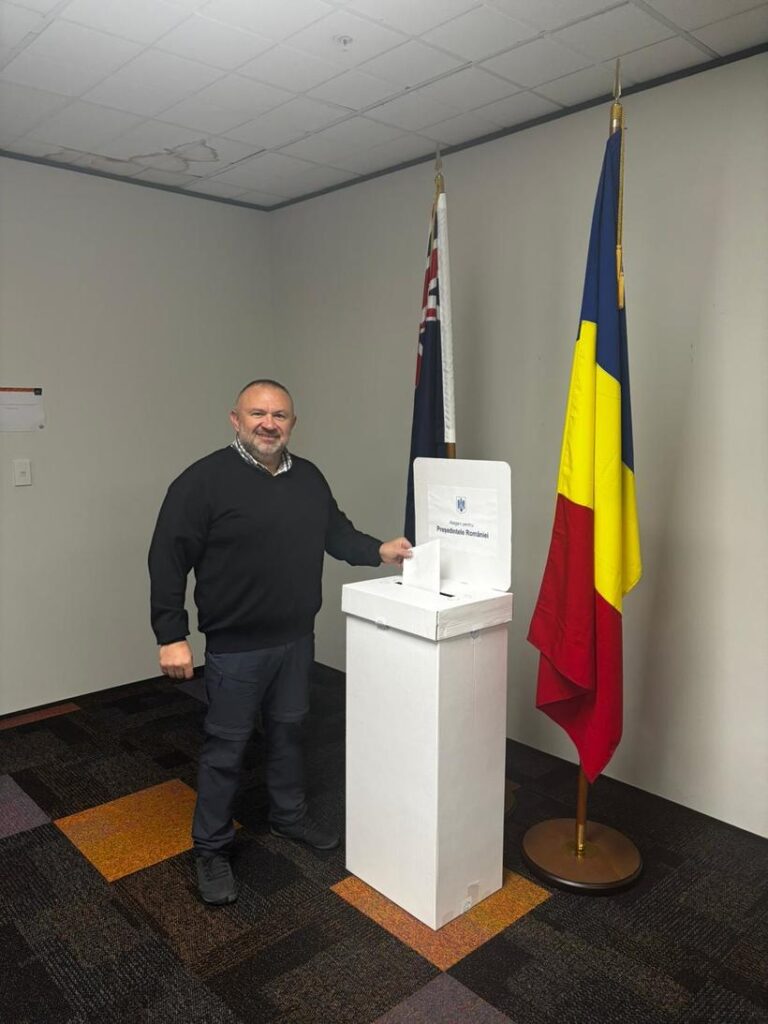 Alegeri prezidențiale 2025, turul 2: Primul votant este un român aflat de opt ani în Noua Zeelandă Alegeri prezidențiale 2025, turul 2: Primul votant este un român aflat de opt ani în Noua Zeelandă
