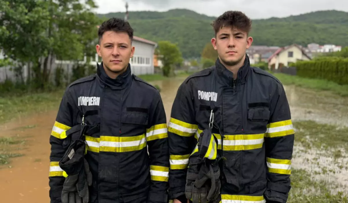 Doi elevi pompieri, la datorie în lupta cu inundațiile din Florești, Cluj: „Uzi, murdari de noroi, dar fericiți că pot să contribuie” Doi elevi pompieri, la datorie în lupta cu inundațiile din Florești, Cluj: „Uzi, murdari de noroi, dar fericiți că pot să contribuie”