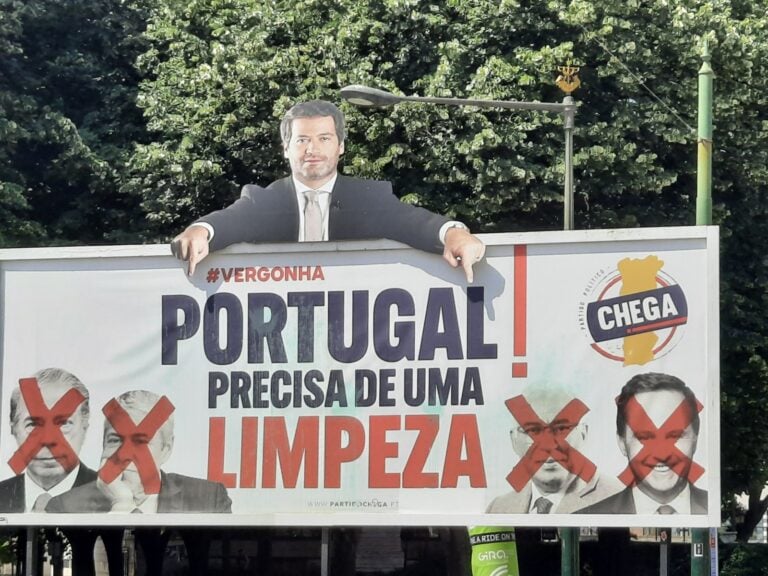 Liderului extremei drepte din Portugalia i s-a făcut rău și s-a prăbușit pentru a doua oară în public, cu câteva zile înainte de alegeri