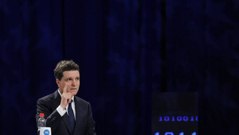 Nicuşor Dan a semnat o hârtie pe care a scris că dacă ajunge preşedinte TVA nu va creşte Nicuşor Dan a semnat o hârtie pe care a scris că dacă ajunge preşedinte TVA nu va creşte