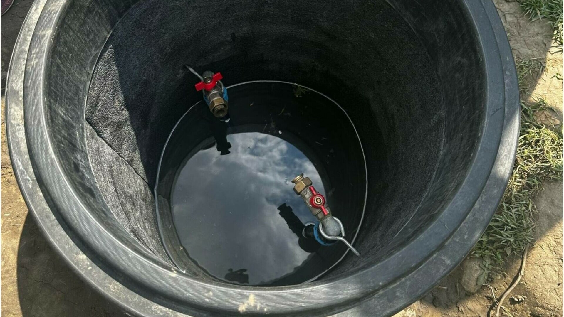 Un copil de 2 ani a căzut într-un canal din apropierea casei, în Galați. Tatăl său l-a salvat, apoi a fost dus cu elicopterul SMURD la spital Un copil de 2 ani a căzut într-un canal din apropierea casei, în Galați. Tatăl său l-a salvat, apoi a fost dus cu elicopterul SMURD la spital