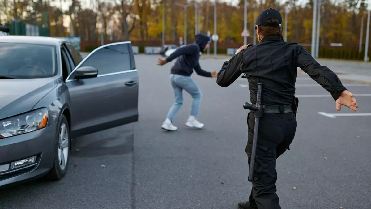 Un hoț prins după 2 săptămâni de la furt a mușcat un polițist de mână, i-a dat un pumn în față și a fugit să se baricadeze în casă, în București. Ce a urmat Un hoț prins după 2 săptămâni de la furt a mușcat un polițist de mână, i-a dat un pumn în față și a fugit să se baricadeze în casă, în București. Ce a urmat