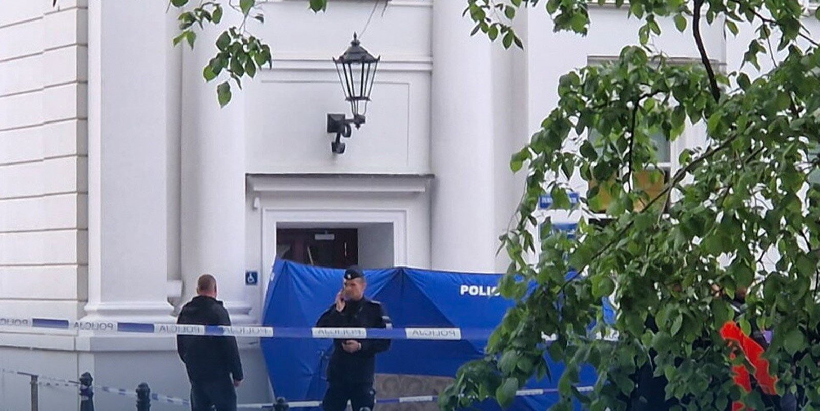 Un tânăr a ucis o femeie cu toporul în Universitatea din Varşovia și a rănit grav un agent de pază. Agresorul a fost arestat Un tânăr a ucis o femeie cu toporul în Universitatea din Varşovia și a rănit grav un agent de pază. Agresorul a fost arestat