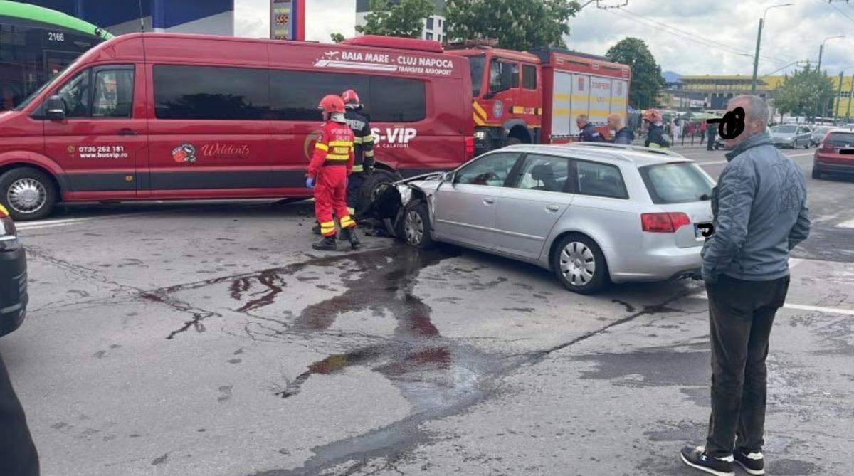 Zece copii aflați într-un microbuz și trei adulți au fost transportați la spital, după un accident în Brașov Zece copii aflați într-un microbuz și trei adulți au fost transportați la spital, după un accident în Brașov